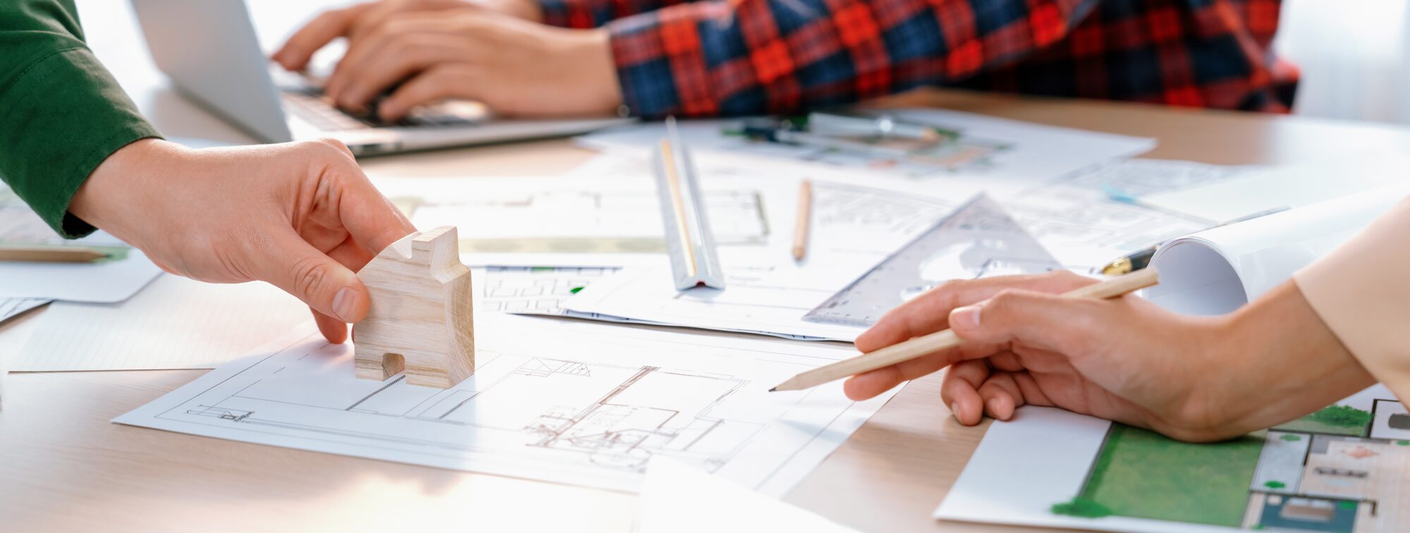 Selbstständige Fachpartner arbeiten projektbezogen an Planung und Umsetzung