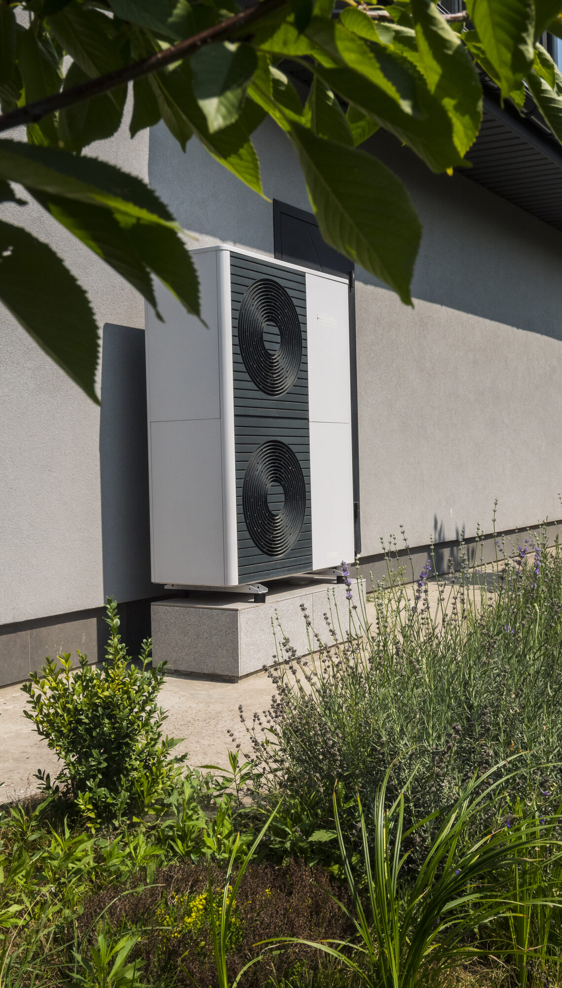 Moderne Wärmepumpe an einem Wohnhaus