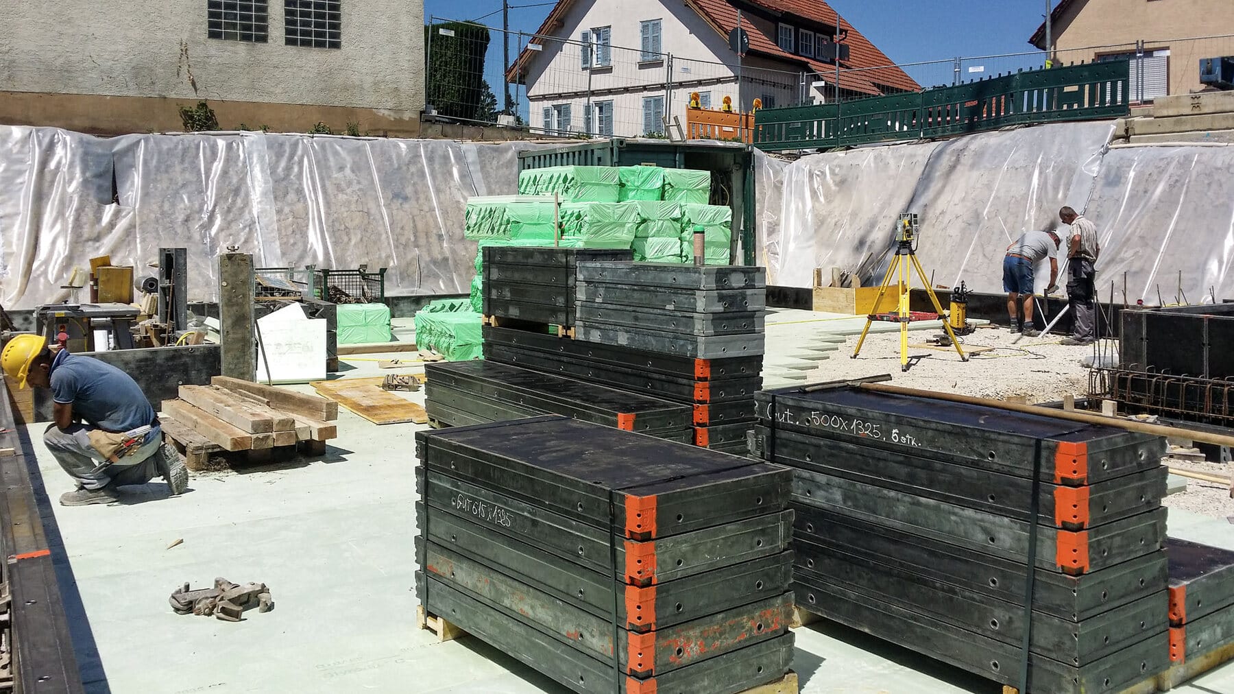 Arbeiten an Bodenplatte und Hausanschlüssen beim Wohnprojekt in Grafenberg