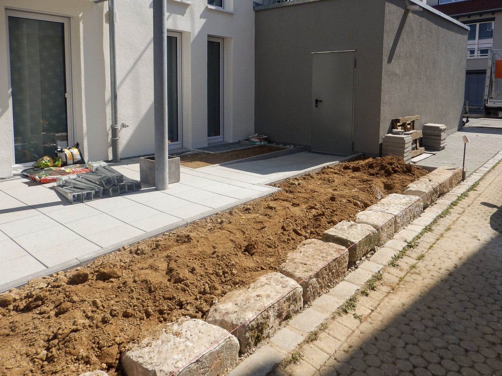 Gartenbereich des fertiggestellten Wohnprojekts in Grafenberg
