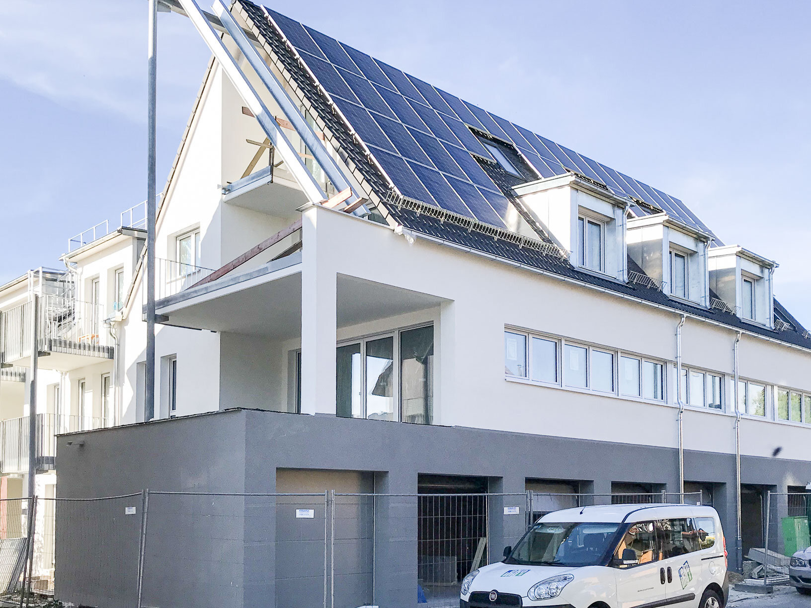 Fertiggestelltes Mehrfamilienhaus in der Ziegelwasenstraße in Grafenberg